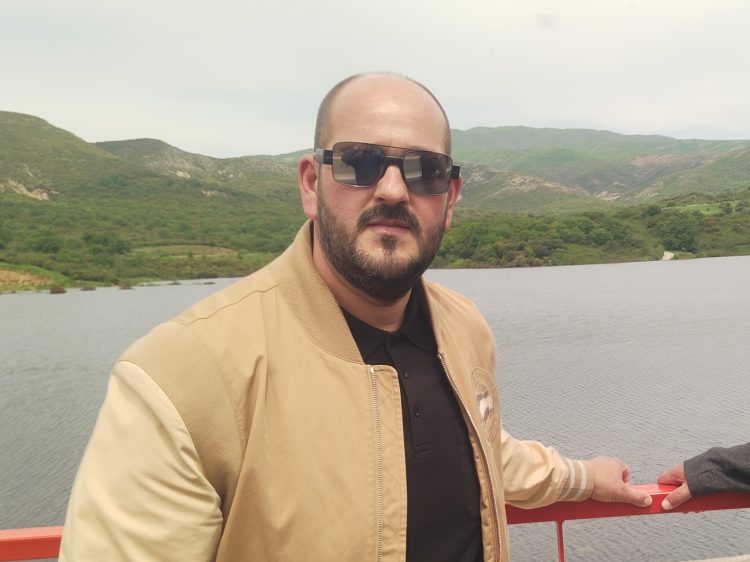 Ο πρόεδρος που είναι πάντα παρών