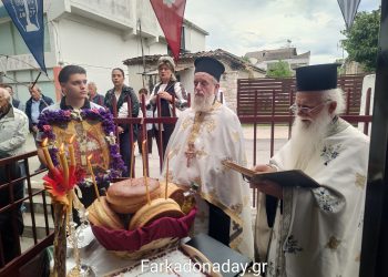 Ο Εσπερινός του Πολιούχου της Φαρκαδόνας Αγίου Νικολάου συγκέντρωσε πλήθος πιστών