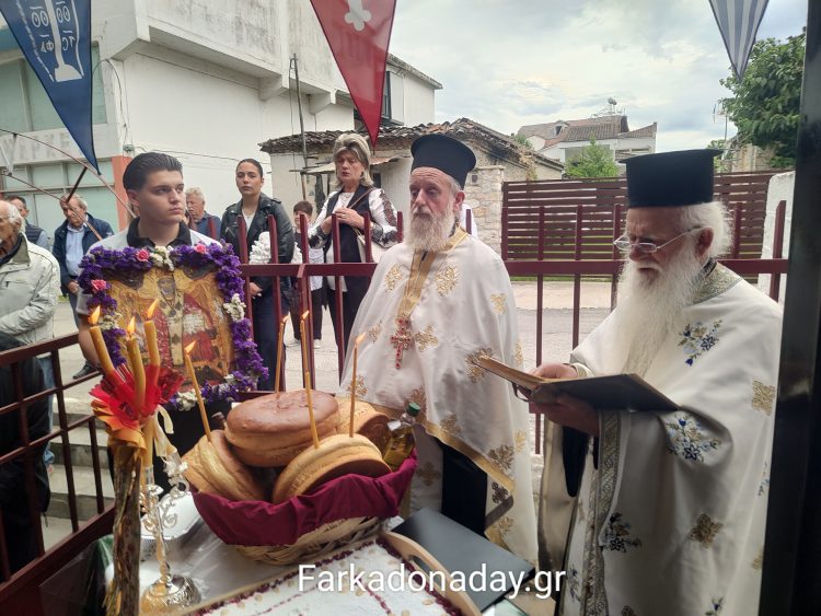 Ο Εσπερινός του Πολιούχου της Φαρκαδόνας Αγίου Νικολάου συγκέντρωσε πλήθος πιστών