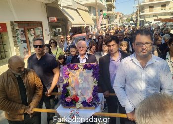 Κλήρος και λαός λιτάνευσαν την Εικόνα του Αγίου Νικολάου στους δρόμους της Φαρκαδόνας