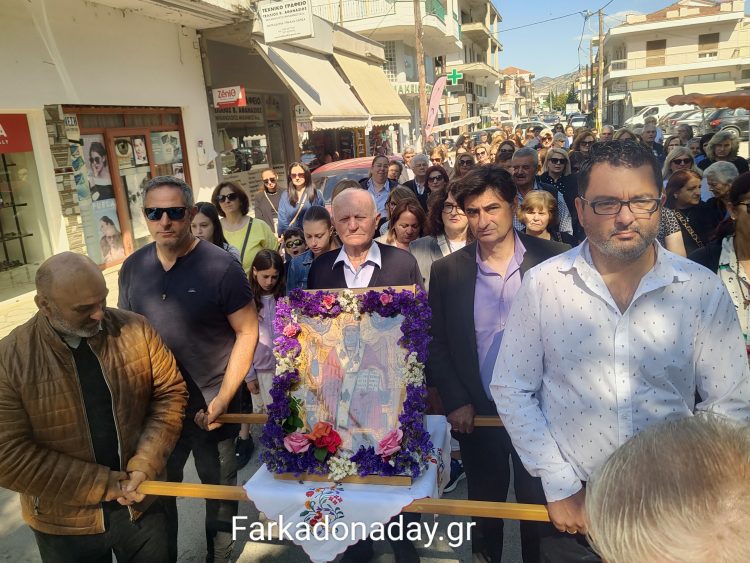 Κλήρος και λαός λιτάνευσαν την Εικόνα του Αγίου Νικολάου στους δρόμους της Φαρκαδόνας