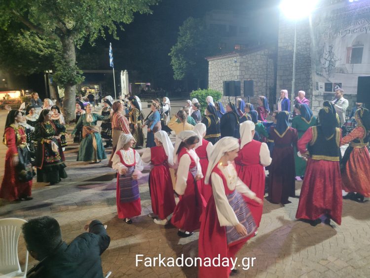 «Βούλιαξε» η πλατεία της Φαρκαδόνας σε μια βραδιά παράδοσης και κεφιού