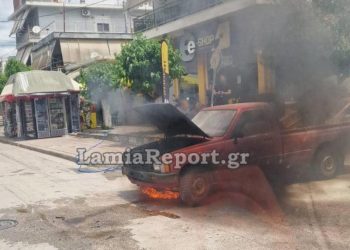 Αγροτικό πήρε φωτιά εν κινήσει