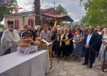 Πλήθος πιστών στον Εσπερινό της Αγίας Τριάδας Γόμφων