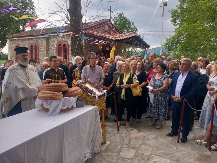 Πλήθος πιστών στον Εσπερινό της Αγίας Τριάδας Γόμφων
