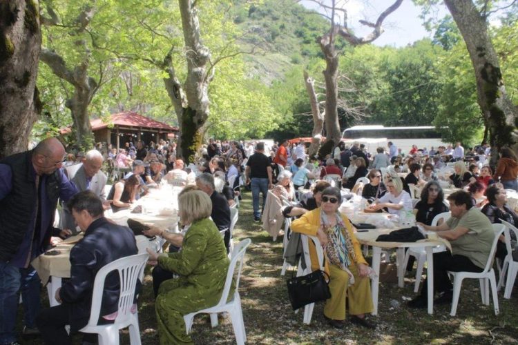 Πλήθος πιστών τίμησε την εορτή του Αγίου Πνεύματος στο Βαθύρρευμα