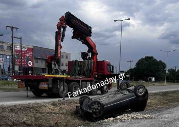 Με τους τροχούς στον αέρα βρέθηκε Ι.Χ. σε χαντάκι στα Τρίκαλα