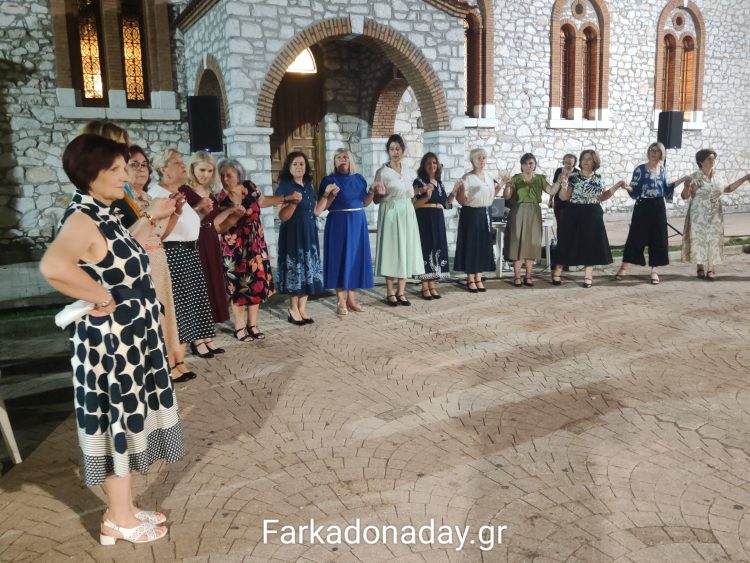 Κέφι και χορός στην πλατεία της Φαρκαδόνας