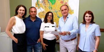Σε τρικαλινές οικογένειες το ανταποδοτικό όφελος από την  ανακύκλωση ρούχων που υλοποιεί ο Δήμος Τρικκαίων