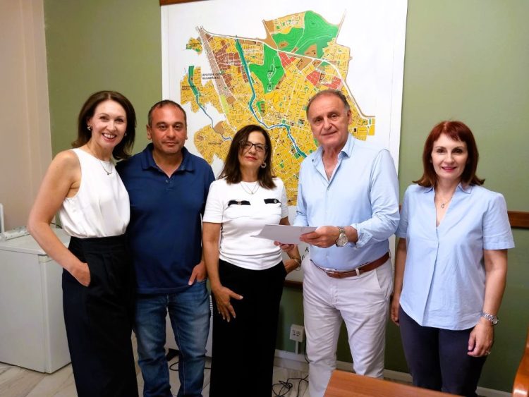 Σε τρικαλινές οικογένειες το ανταποδοτικό όφελος από την  ανακύκλωση ρούχων που υλοποιεί ο Δήμος Τρικκαίων