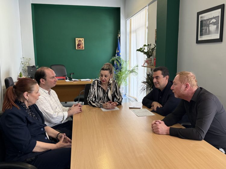 Συνάντηση Σκρέκα με τη Διοικήτρια του Νοσοκομείου Τρικάλων