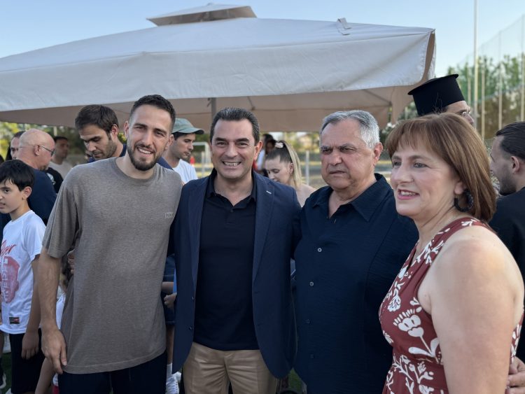 Στα εγκαίνια του «Padel Hub» των αδερφών Φορτούνη ο Σκρέκας