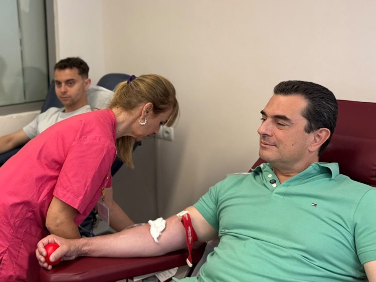 Στην εθελοντική αιμοδοσία της ΔΕΕΠ Τρικάλων ο Σκρέκας – «Δέκα λεπτά από τον χρόνο μας μπορεί να σώσουν μια ζωή.»