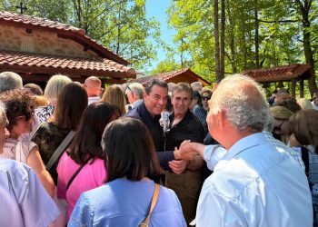 Ο Σκρέκας δίπλα στον λαό «χωρίς μεσάζοντες»