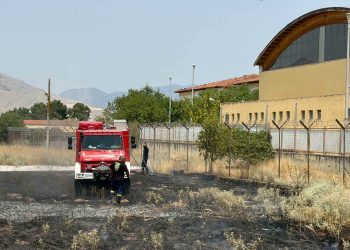 Υπό έλεγχο η φωτιά κοντά στο στρατόπεδο «Σχοινά» στον Τύρναβο– Ερευνώνται καταγγελίες για δύο ταυτόχρονες εστίες