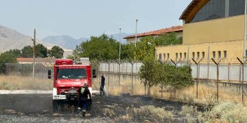 Υπό έλεγχο η φωτιά κοντά στο στρατόπεδο «Σχοινά» στον Τύρναβο– Ερευνώνται καταγγελίες για δύο ταυτόχρονες εστίες