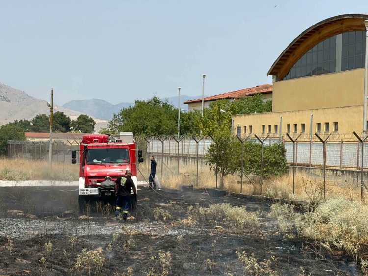 Υπό έλεγχο η φωτιά κοντά στο στρατόπεδο «Σχοινά» στον Τύρναβο– Ερευνώνται καταγγελίες για δύο ταυτόχρονες εστίες