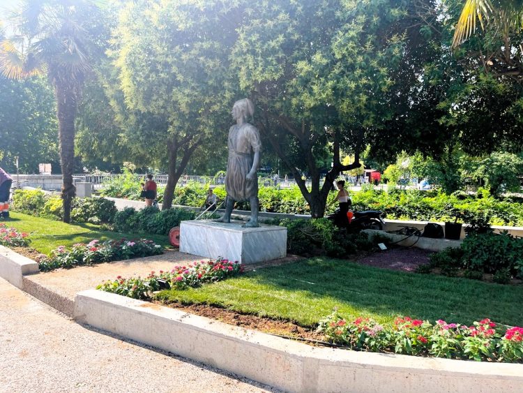 Ανανεώθηκε ο περιβάλλων χώρος του αγάλματος του Κανάρη στο κέντρο των Τρικάλων