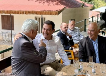 Εκεί που οι άλλοι σπανίζουν, ο Σκρέκας δίνει το «παρών»